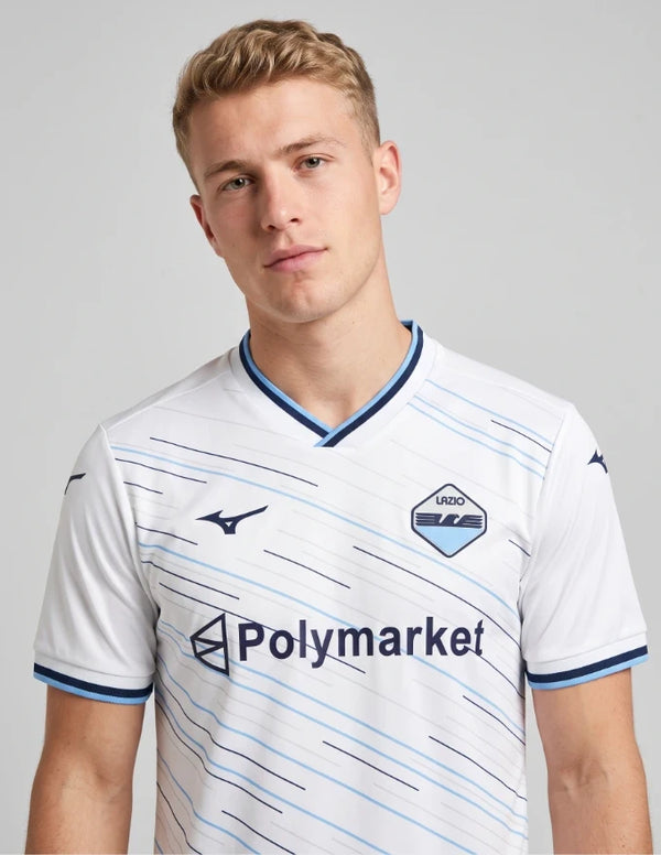 Seconda maglia Lazio 2026/2027 Mizuno bianca dettaglio stemma – dettaglio