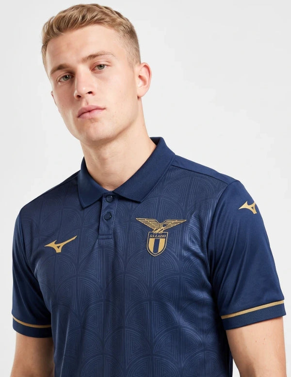 Terza Maglia Lazio 2026/2027 Mizuno blu navy – dettaglio stemma e colletto