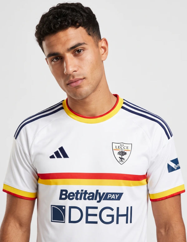 Maglia Away Lecce 2026/2027 Adidas bianca stemma e sponsor – dettaglio