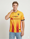 Lecce Maglia Home 2025/2026 M908 - Vista Completa Gradiente Rosso e Giallo Oro