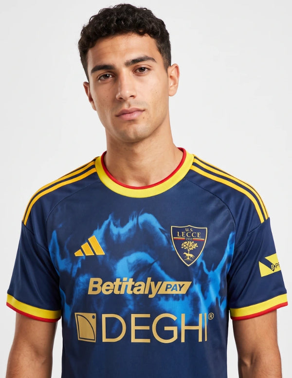 Maglia Third Lecce 2026/2027 Adidas stemma U.S. Lecce e sponsor Betitaly Pay Deghi – dettaglio