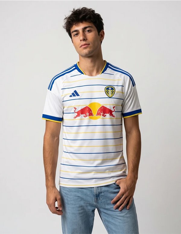 Maglia Leeds United Home 2026/2027 Adidas bianca con righe blu e gialle e sponsor Red Bull