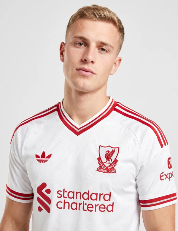Dettaglio maglia Liverpool Away 2026/2027 Adidas stemma Liver Bird e logo Standard Chartered