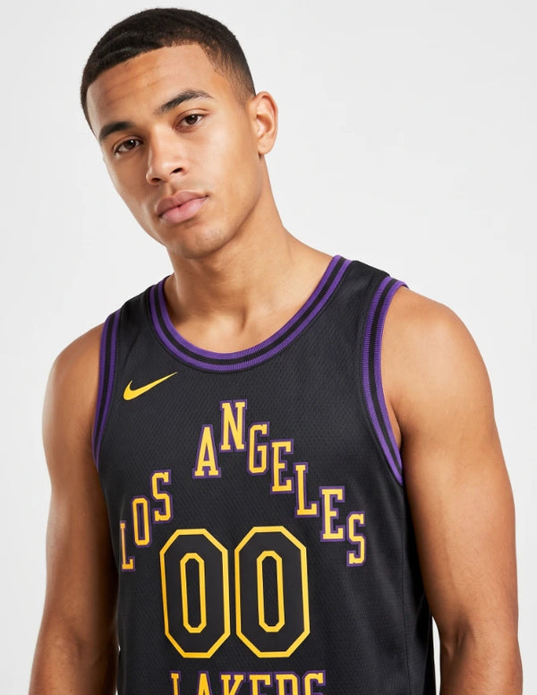 Dettaglio Canotta Los Angeles Lakers City Edition Swingman 2025/2026 nera con scritta Los Angeles Lakers gialla e swoosh Nike