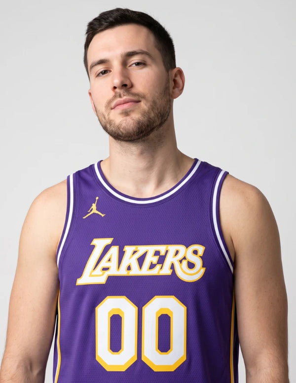 Dettaglio Canotta Los Angeles Lakers Statement Swingman 2025/2027 viola con Jumpman e numero personalizzabile
