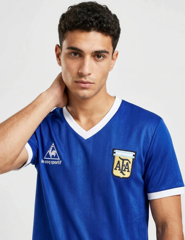 Dettaglio maglia Argentina Away 1986 Le Coq Sportif con stemma AFA e logo Le Coq sul petto blu