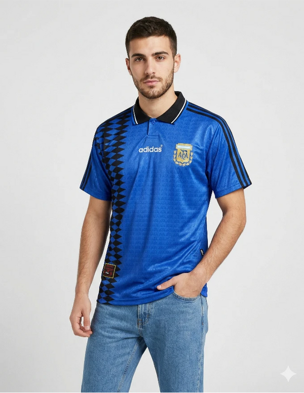 Maglia Argentina Away 1994 Adidas blu con pattern a rombi neri e colletto polo indossata da modello
