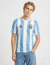 Maglia Argentina Home 1986 Le Coq Sportif a strisce biancocelesti con stemma AFA indossata da modello