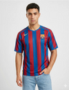 Maglia Barcellona Home 2005/2006 Nike a strisce blaugrana senza sponsor con stemma FCB e swoosh giallo indossata da modello