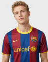 Dettaglio maglia Barcellona Home 2010/2011 Nike con stemma FC Barcelona e sponsor Unicef su strisce blaugrana con bordi gialli