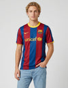 Maglia Barcellona Home 2010/2011 Nike a strisce blaugrana con sponsor Unicef e stemma FCB colletto giallo indossata da modello
