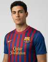 Dettaglio maglia Barcellona Home 2011/2012 Nike con stemma FC Barcelona e sponsor Qatar Foundation in corsivo dorato su strisce blaugrana