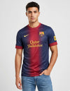 Maglia Barcellona Home 2012/2013 Nike con degradé blaugrana sponsor Qatar Foundation e stemma FCB indossata da modello