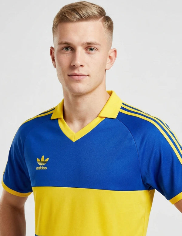 Dettaglio maglia Boca Juniors Home 1985/1986 Adidas con logo trefoil e colletto V giallo