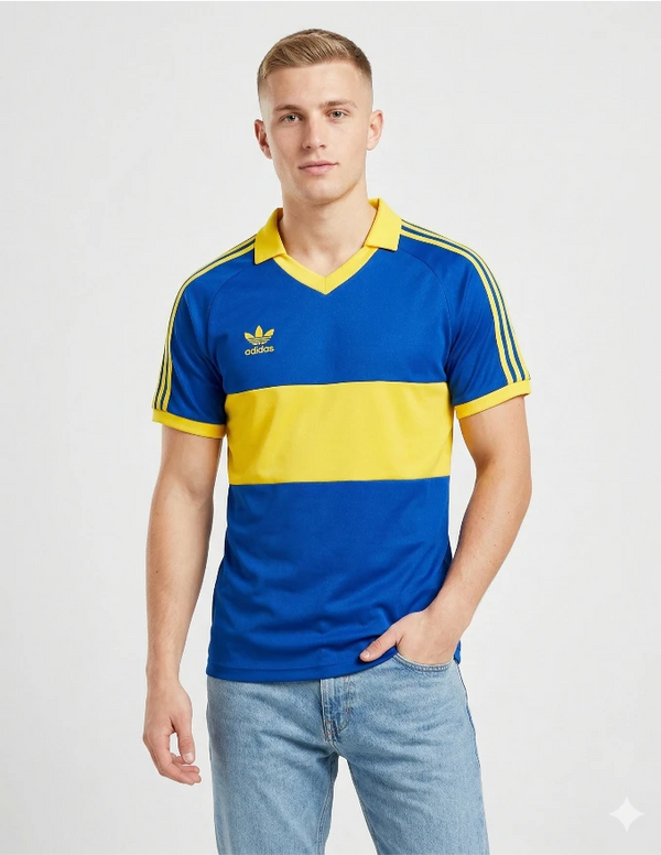 Maglia Boca Juniors Home 1985/1986 Adidas blu e gialla con fascia orizzontale e tre righe indossata da modello