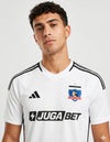 Dettaglio maglia Colo Colo Home 2026/2027 Adidas con stemma Colo Colo stella e sponsor Jugabet sul petto bianco