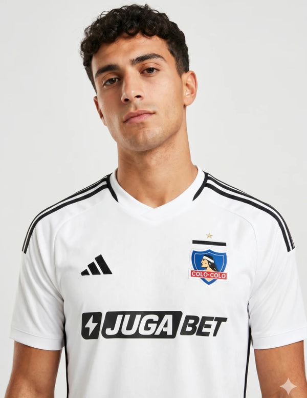 Dettaglio maglia Colo Colo Home 2026/2027 Adidas con stemma Colo Colo stella e sponsor Jugabet sul petto bianco