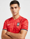 Dettaglio maglia Corea del Sud Home 2026 Nike con patch tigre bianca e nera e polsini nero-bianchi