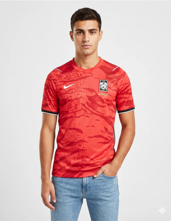 Maglia Corea del Sud Home 2026 Nike rossa con pattern tigre tono su tono e stemma Korea Football Association