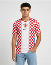 Maglia Croazia Home 2026 Nike con pattern a scacchi rosso e bianco e stemma HNS indossata da modello