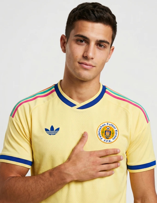 Dettaglio maglia Curaçao Away 2026 Adidas Originals con stemma Federashon Futbol Kòrsou e logo trefoil