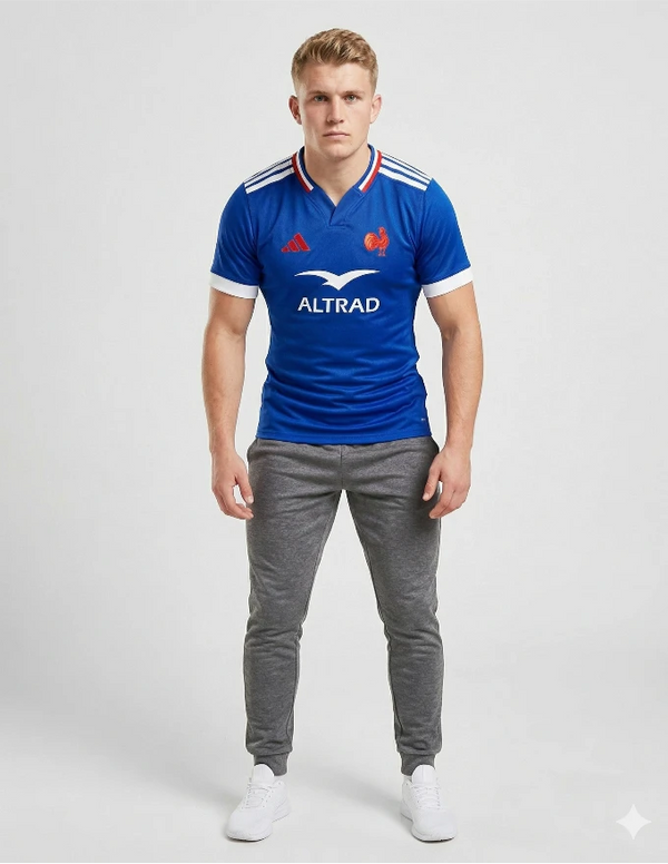 Maglia Francia Rugby Home 2025/2026 Adidas vista frontale intera, modello in piedi con pantaloni grigi e sneakers bianche, blu royal con sponsor Altrad e gallo rosso sul petto