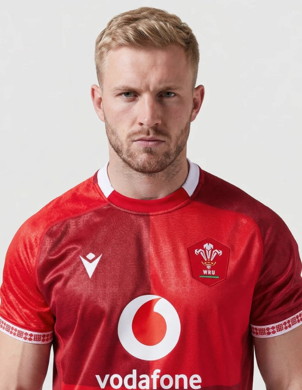Maglia Galles Rugby Home 2025/26 Macron - Dettaglio stemma WRU e polsino celtico