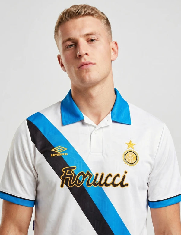 Dettaglio maglia Inter Away 1993/1994 Umbro con stemma IM dorato stella e colletto a polo azzurro
