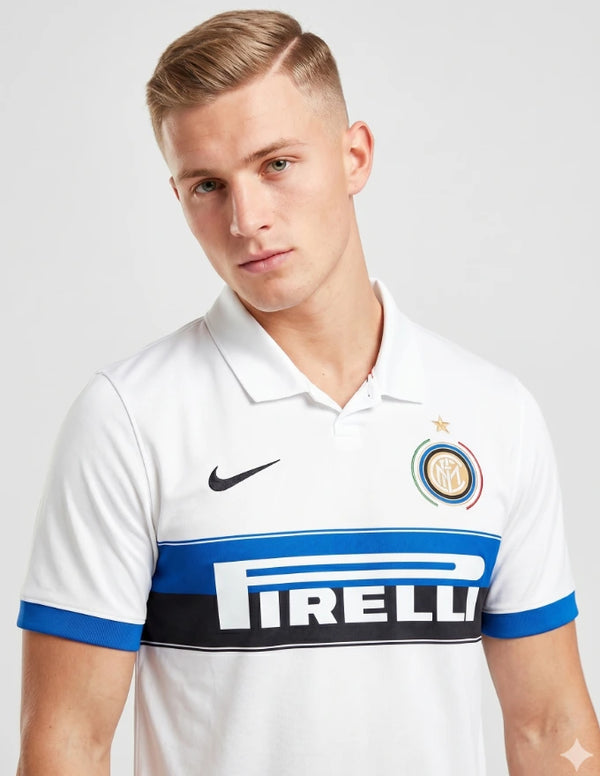 Dettaglio maglia Inter Away 2009/2010 Nike con stemma Inter centenario stella oro e fascia Pirelli blu e nera
