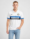 Maglia Inter Away 2009/2010 Nike bianca con fascia orizzontale blu nera Pirelli e colletto polo indossata da modello