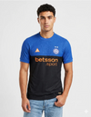 Maglia Inter Fourth Milano Cortina 2025/2026 Nike ACG blu e nera con sponsor Betsson e logo ACG arancione indossata da modello
