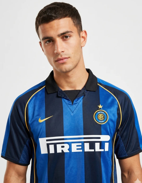 Dettaglio maglia Inter Home 2001/2002 Nike con stemma Inter stella dorata colletto polo nero e vivi gialli