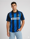 Maglia Inter Home 2001/2002 Nike a strisce nerazzurre con colletto polo nero sponsor Pirelli e stemma Inter indossata da modello