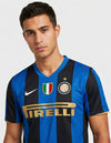 Dettaglio maglia Inter Home 2008/2009 Nike con stemma Inter stella d'oro patch tricolore e sponsor Pirelli dorato
