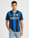 Maglia Inter Home 2008/2009 Nike a strisce nerazzurre con dettagli oro sponsor Pirelli e stemma Inter indossata da modello