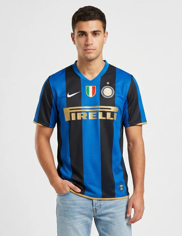 Maglia Inter Home 2008/2009 Nike a strisce nerazzurre con dettagli oro sponsor Pirelli e stemma Inter indossata da modello