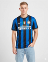 Maglia Inter Home 2009/2010 Nike strisce nerazzurre con patch Final Madrid 2010 e stemma Inter indossata da modello dettaglio