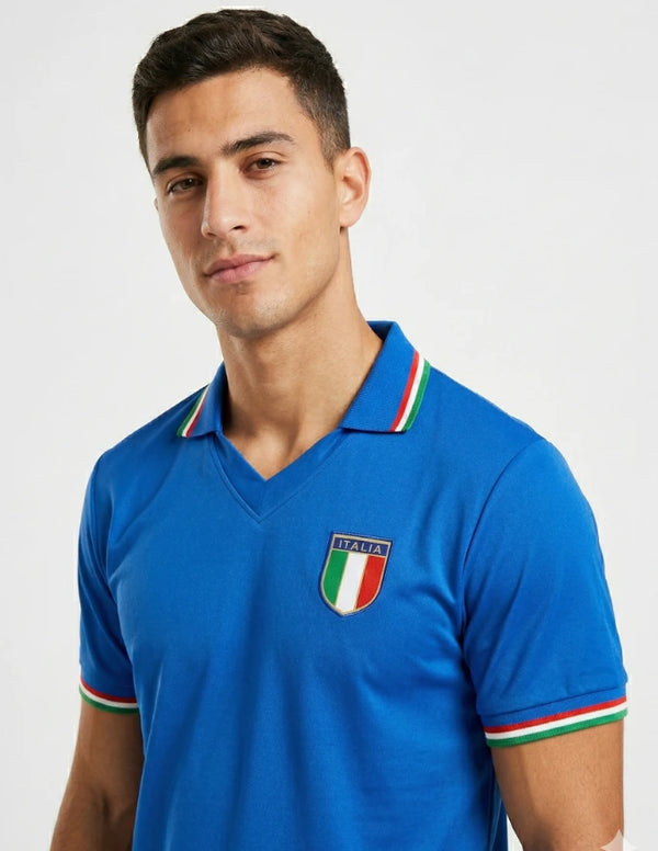 Dettaglio maglia Italia Home 1982 con stemma FIGC tricolore e bordi polsini verde bianco rosso