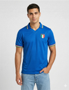Maglia Italia Home 1982 azzurra con colletto polo tricolore e stemma FIGC indossata da modello
