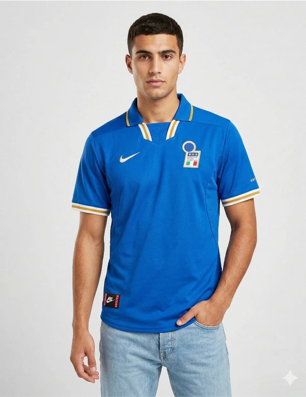 Maglia Italia Home 1996 Nike azzurra con colletto polo e bordi oro bianco e stemma FIGC indossata da modello