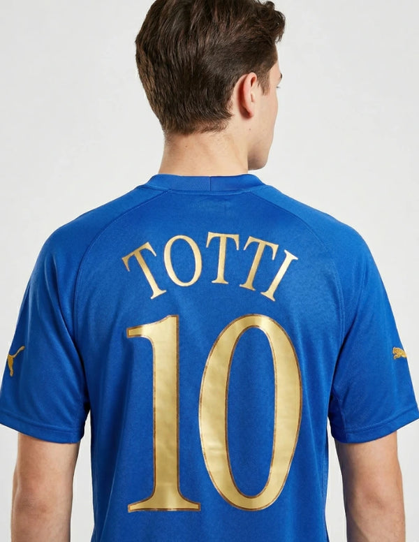 Retro maglia Italia Home 2004 Puma azzurra con numero e nome in caratteri dorati