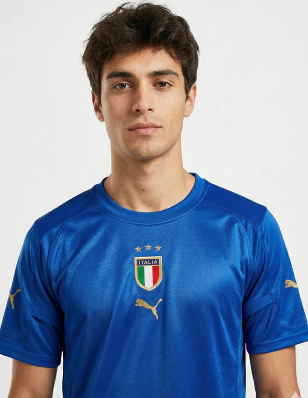 Dettaglio maglia Italia Home 2004 Puma con stemma FIGC tricolore e logo Puma dorato