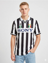 Maglia Juventus Home 1995/1996 Kappa a strisce bianconere con sponsor Sony e stemma Juve due stelle indossata da modello