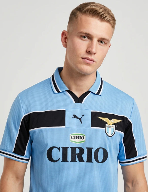 Dettaglio maglia Lazio Home 1998/2000 Puma con stemma SS Lazio aquila dorata e colletto a polo bianco-nero