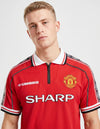 Dettaglio maglia Manchester United Home 1998/1999 Umbro con stemma Manchester United e colletto a polo bianco