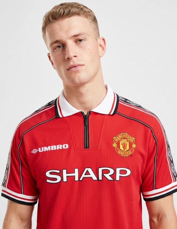 Dettaglio maglia Manchester United Home 1998/1999 Umbro con stemma Manchester United e colletto a polo bianco