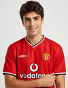 Dettaglio maglia Manchester United Home 2000/2001 Umbro con stemma MUFC colletto V nero e sponsor Vodafone