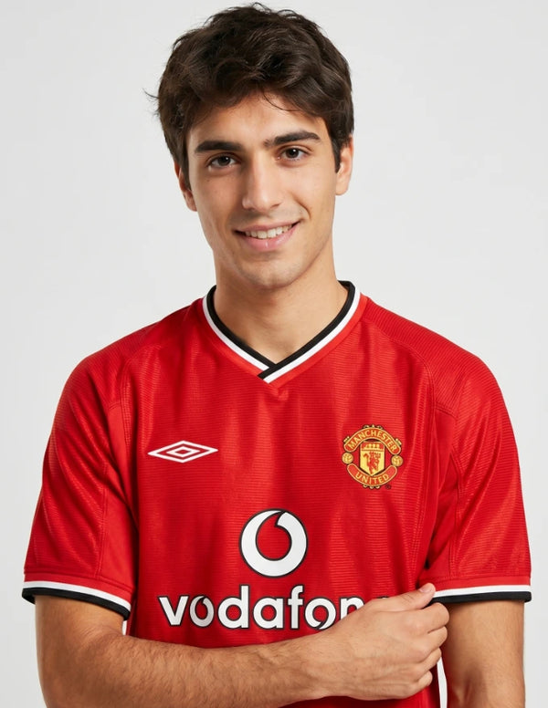Dettaglio maglia Manchester United Home 2000/2001 Umbro con stemma MUFC colletto V nero e sponsor Vodafone