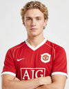 Dettaglio maglia Manchester United Home 2006/2007 Nike con stemma Manchester United e sponsor AIG su fondo rosso