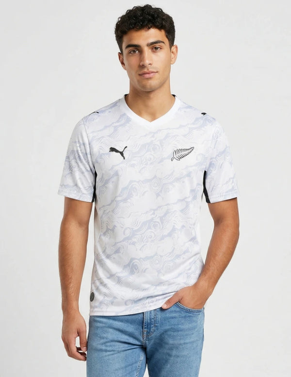 Maglia Nuova Zelanda Home 2026 Puma bianca con pattern a onde e felce argentata All Whites indossata da modello
